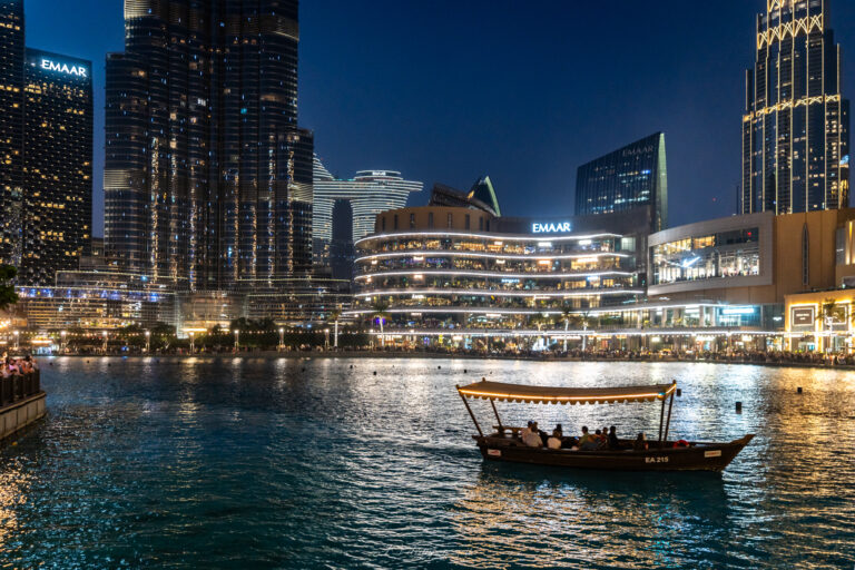 Burj Khalifa Lake, hier finden die beliebten Wasserspiele "Dubai Fountain" statt