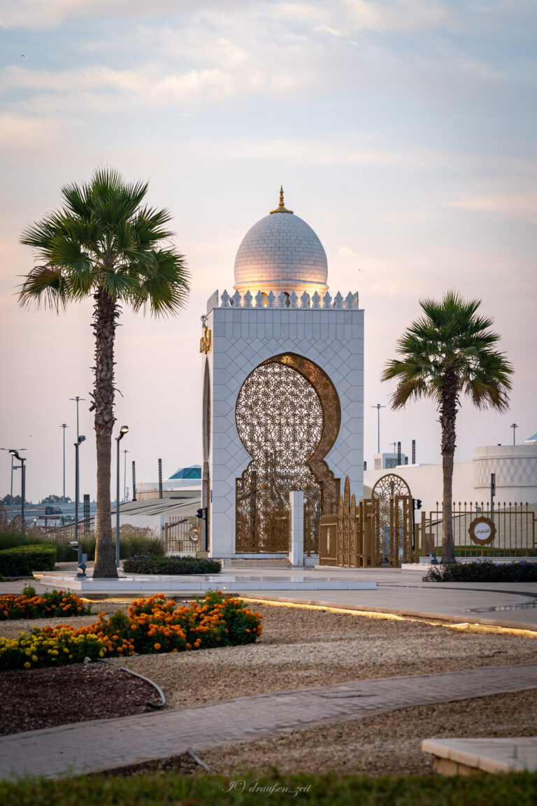 Warten auf den Einlass in die "Grand Mosque"