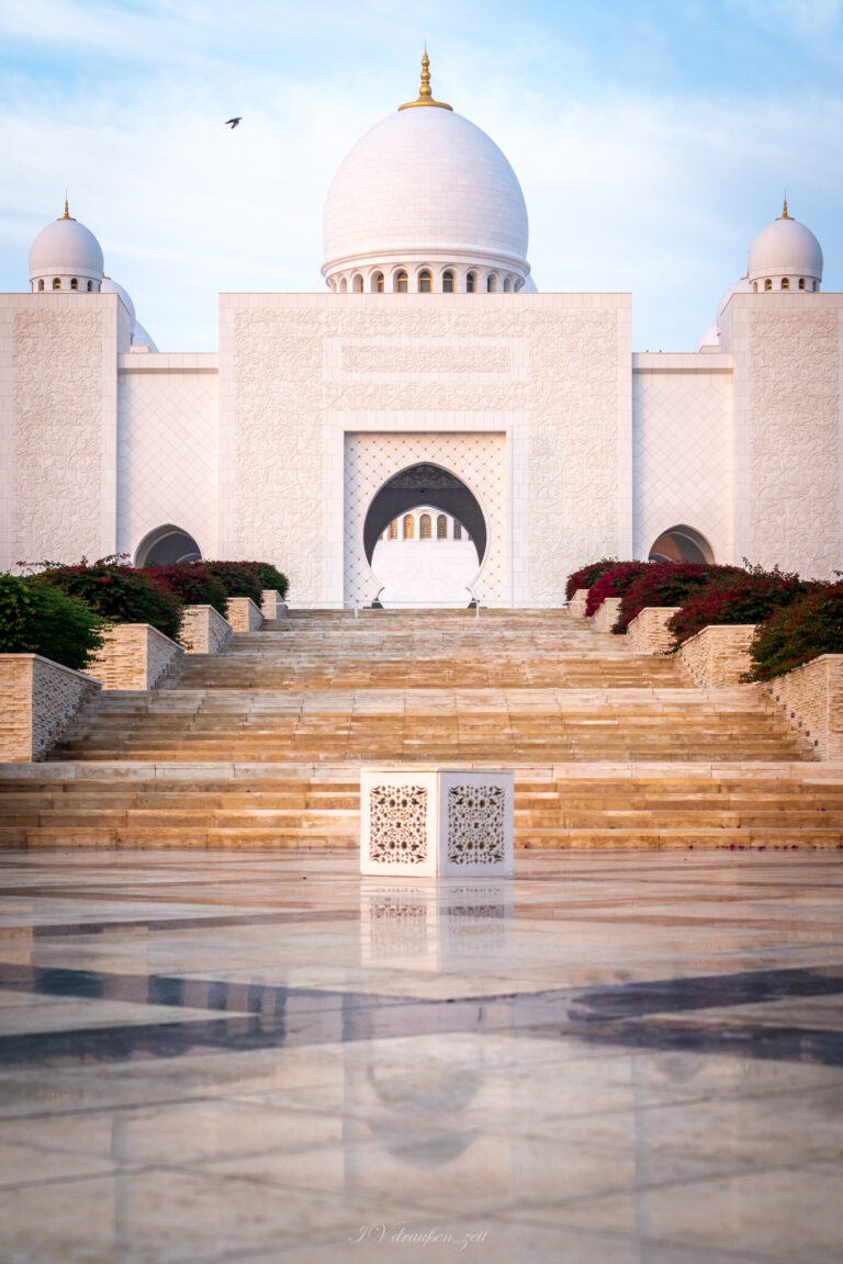 Währenddessen die Moschee von außen fotografiert