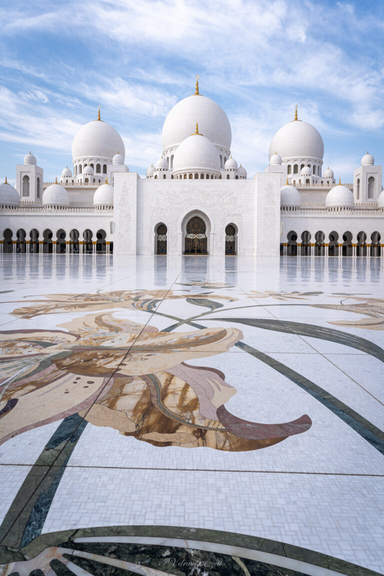 Der Innenhof der Moschee, mit seinen Blumenmustern, gilt als das größte Marmormosaik der Welt