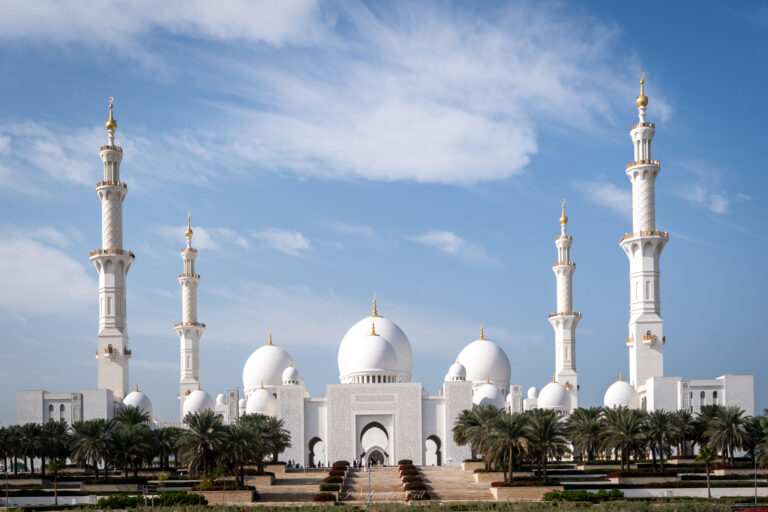 Sie ist die größte Moschee in den Vereiningten Arabischen Emiraten und eine der größten der Welt