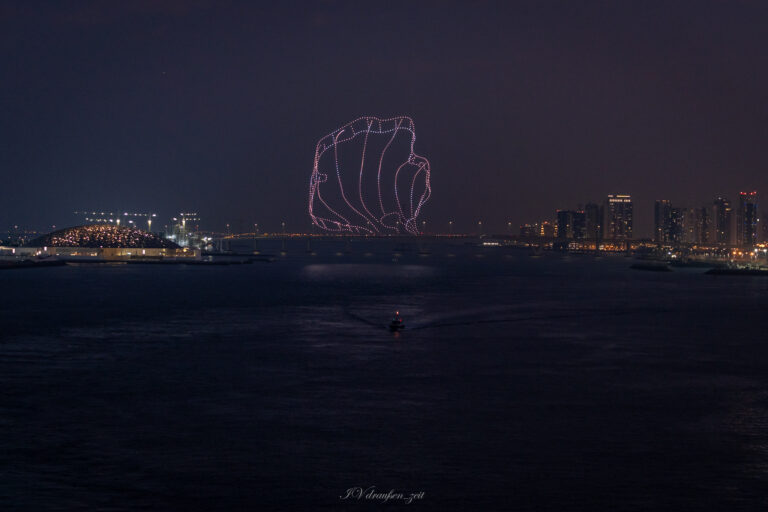 Eine Drohnenshow zum Abschied, vom Schiff aus fotografiert