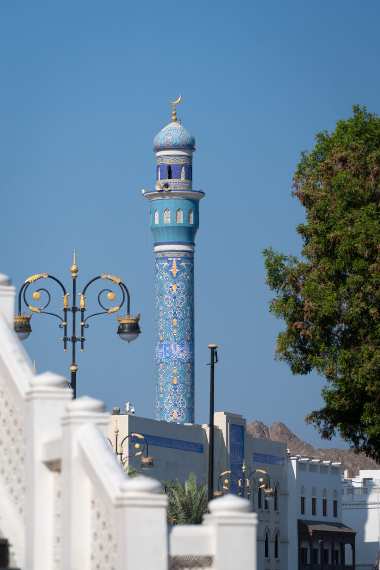 Das farbenfrohe Minarett der Mutrah-Moschee