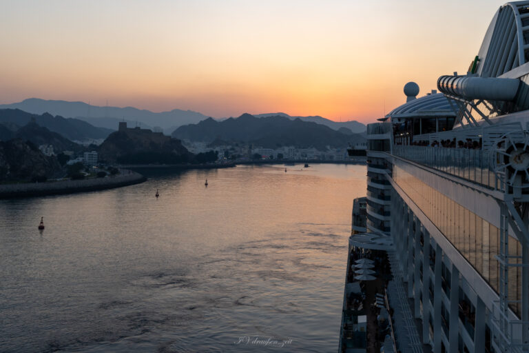 Sonnenuntergang zum Auslaufen aus dem Hafen