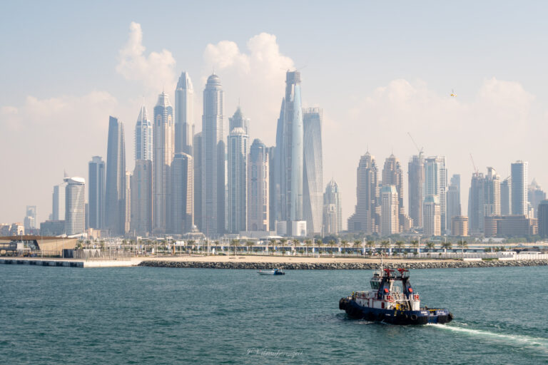 Die Skyline der Dubai Marina - Wüstensand und Luftfeuchtigkeit trüben oft den Blick
