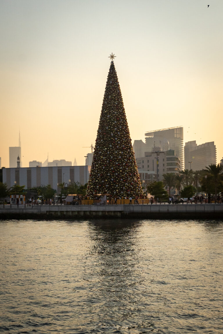 Ein Weihnachstbaum in Dubai, im Hintergrund ganz links, der Burj Khalifa